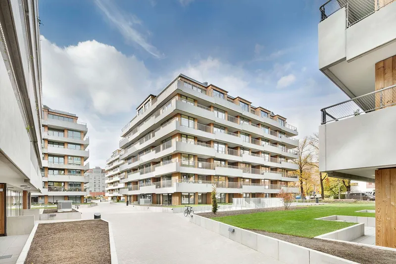 Immergrün - große 4 Zimmer mit EBK, Parkett, 2 Bädern und umlaufenden Balkon — photo 1